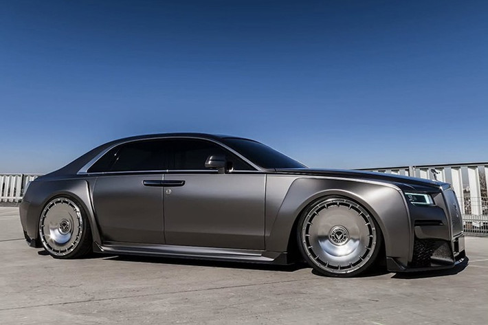 Xưởng độ xe đã thay đổi gần như mọi chi tiết trên chiếc Ghost khi xuất xưởng. Xe được trang bị cản trước thiết kế lại với các khe hút gió tích hợp, giúp tăng kích thước của lưới tản nhiệt thẳng đứng tùy chỉnh với các thanh dọc và logo Venuum, tạo nên sự mới mẻ.