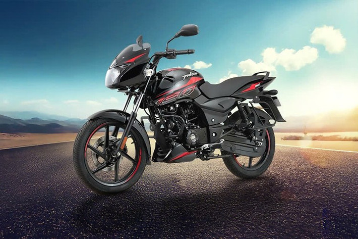 Bajaj Pulsar 150 là mẫu xe đường phố được ưa chuộng tại thị trường Ấn Độ, xe nổi bật với sự gọn nhẹ và sức mạnh vừa đủ cho nhu cầu di chuyển linh hoạt hàng ngày. Ở phiên bản mới được trình làng, Bajaj chủ yếu đưa tới những thay đổi về thiết kế trong khi các trang bị chức năng khác vẫn được giữ nguyên.