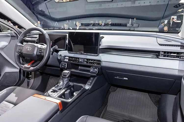 Kích thước hai phiên bản cũng có đôi chút khác biệt. Bản LTD HEV AWD có chiều dài 4.600 mm, trong khi bản ADV HEV AWD dài hơn một chút ở mức 4.620 mm và cao hơn (1.745 mm so với 1.695 mm). Thiết kế của xe chú trọng vào 3 điểm, bao gồm "Big Foot" (lốp xe to), "Lift-up" (khả năng vượt địa hình) và "Utility" (khoang hành lý tiện dụng).