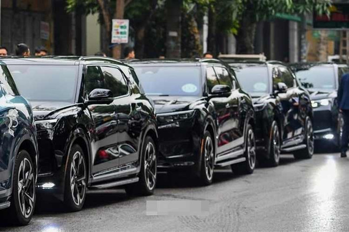 Ngoài cặp đôi xe mui trần "hàng thửa" cũng như Lạc Hồng 900 LX, đám cưới Minh Hoàng - Phương Nhi còn hội tụ những mẫu xe VinFast khác như VF7, VF8 và VF9 đủ các phiên bản khá đẹp mắt.