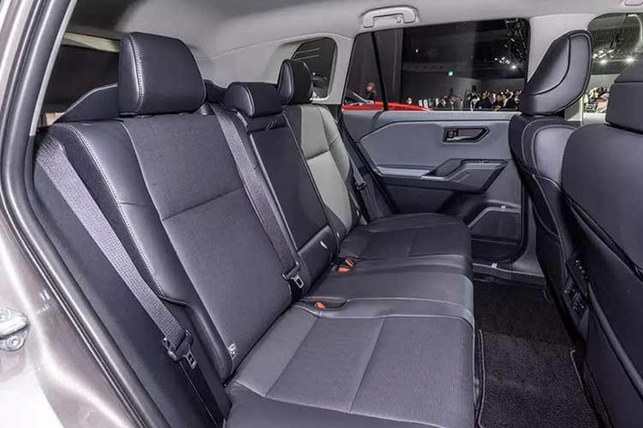 Toyota RAV4 2026 vẫn sử dụng nền tảng khung gầm GA-K từ thế hệ trước nhưng được cải tiến để tăng độ cứng xoắn và cải thiện độ cứng của hệ thống treo. Ngoài ra, hãng Toyota còn sử dụng keo dán giảm chấn cao ở sàn xe giúp RAV4 mới lướt mượt hơn và vào cua chính xác hơn.