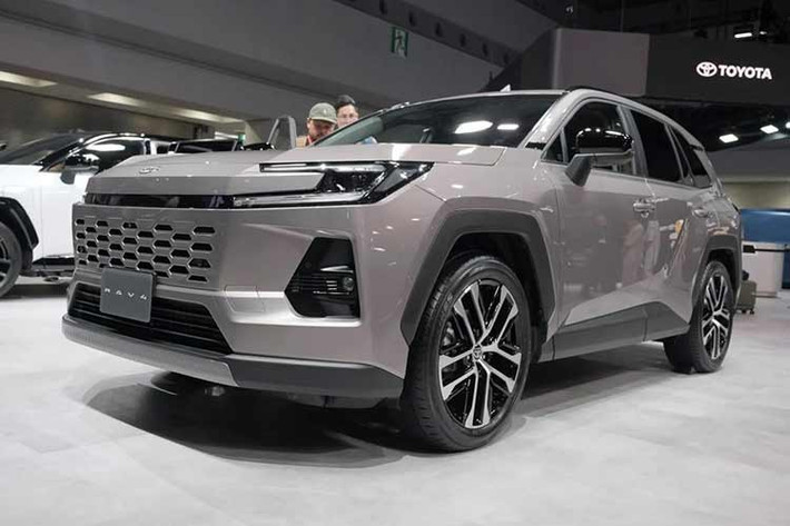 Toyota Motor Philippines (TMP) đang chuẩn bị cho một năm 2026 đầy sôi động với sự trở lại đáng chú ý của mẫu SUV hút khách Toyota RAV4. Theo dữ liệu từ Bộ Năng lượng Philippines (DOE), thế hệ thứ sáu hoàn toàn mới của RAV4 đã xuất hiện trong danh sách xe điện được công nhận, cho thấy ngày ra mắt không còn xa.