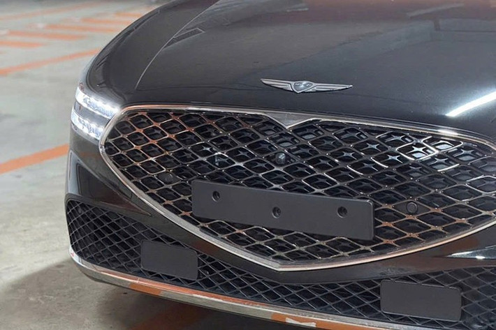 Ngoại hình nổi bật với mặt ca-lăng cỡ lớn, cụm đèn pha dạng LED hai tầng, dải xi-nhan đặc trưng cùng nhiều chi tiết mạ crôm tinh xảo. Bộ mâm 20 inch đa chấu kết hợp cùm phanh 4 pít-tông màu vàng đồng càng tôn thêm vẻ thể thao, các cửa xe đều trang bị tính năng hít và tự động đóng bằng điện.