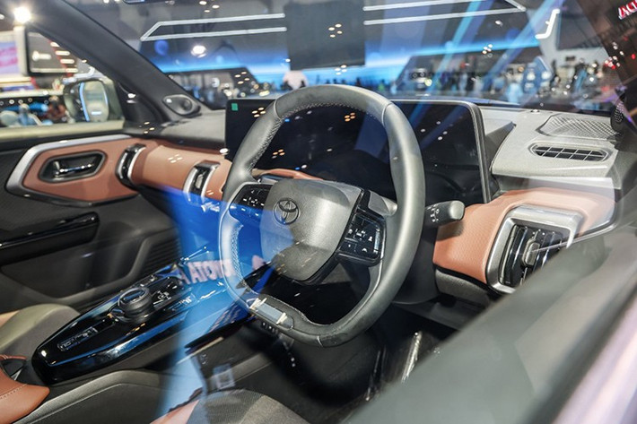 Trong khi đó, chiều dài cơ sở lớn hơn 140 mm so với Toyota Yaris Cross giúp mang lại không gian nội thất rộng rãi hơn. Ghế sau có thể trượt lên, xuống và gập theo tỉ lệ 40:20:40, cho phép mở rộng khoang hành lý hoặc tăng chỗ để chân ở hàng ghế sau. Toyota cho biết không gian bên trong mẫu ô tô điện này rộng ngang các mẫu SUV hạng D.