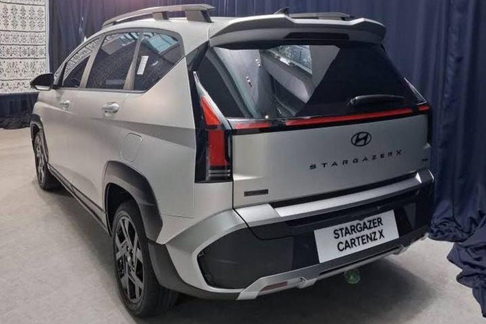 Phiên bản Cartenz X toát lên vẻ mạnh mẽ hơn nhờ thanh giá nóc kiểu bridge-type. Hệ thống đèn full LED, bao gồm đèn pha Multi Focus Reflector, đèn chạy ban ngày và đèn hậu LED. Bộ mâm hợp kim 17 inch 5 chấu mới.