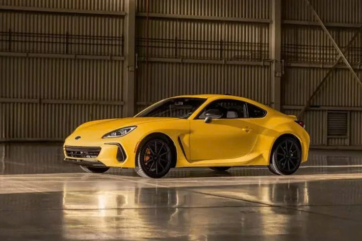 Tin vui cho tất cả những điều này là giá của phiên bản Limited và tS vẫn giữ nguyên so với các mẫu xe 2025. Ngoài Limited và tS, khách hàng tiềm năng còn được giới thiệu một phiên bản đặc biệt mới, được phân biệt bởi màu sơn. Với màu sơn Sunrise Yellow, BRZ Series Yellow có giá khởi điểm 39.360 đô la (khoảng 1,030 tỷ đồng).