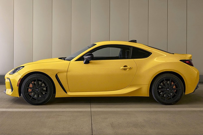 Giá niêm yết không bao gồm phí vận chuyển, cộng thêm 1.195 USD ở hầu hết các tiểu bang hoặc 1.345 USD ở Alaska. Subaru of America đã ngừng sản xuất phiên bản Premium vì doanh số kém cho năm sản xuất 2025. Chỉ có chưa đến 1/10 xe được phân phối với phiên bản Premium, điều này cho thấy Subaru of America hoàn toàn đúng khi loại bỏ phiên bản cơ sở.