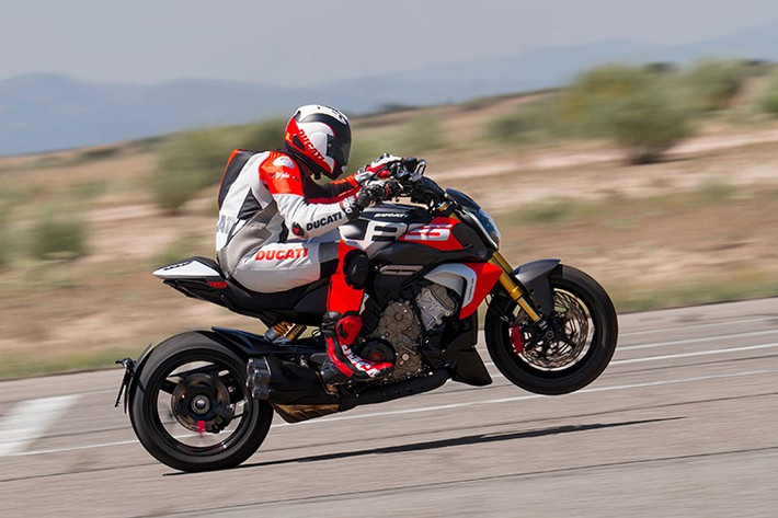 Diavel V4 RS nhẹ hơn 3 kg so với mẫu Diavel V4 tiêu chuẩn (236 kg), nhờ các bộ phận bằng sợi carbon và titan, cùng với việc lắp đặt pin lithium-ion nhẹ. Tại châu Âu, Ducati Diavel V4 RS dự kiến có mặt từ tháng 12/2025 và các thị trường khác sẽ bắt đầu từ tháng 1/2026.