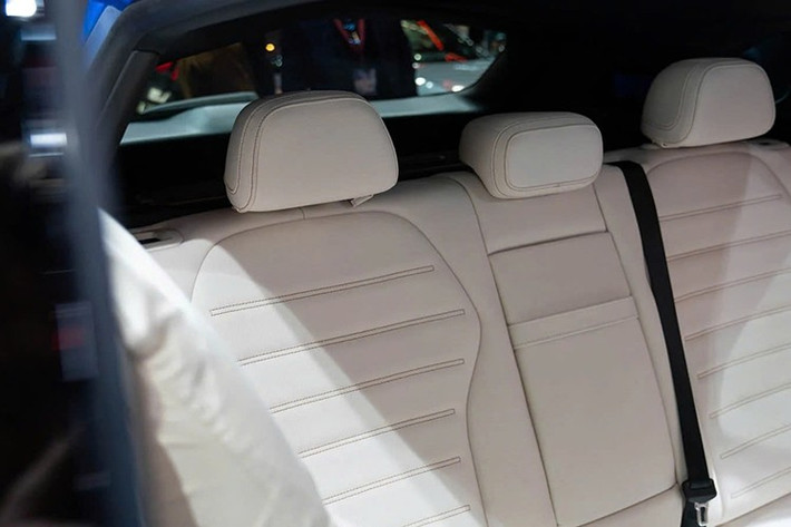 Cung cấp sức mạnh cho GLC EQ 400 4MATIC là hai động cơ điện, cho công suất 489 mã lực và mô-men xoắn cực đại 808 Nm, kết hợp hệ dẫn động bốn bánh toàn thời gian. Xe chỉ mất 4,3 giây để tăng tốc 0-100 km/h.