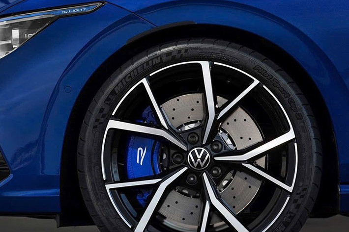 Golf 1.5 eTSI sở hữu công suất cực đại: 150 ps. Hộp số tự động DSG 7 cấp với khả năng chuyển số siêu nhanh và mượt. Khoang lái kỹ thuật số Digital Cockpit Pro, màn hình trung tâm 10 inch tích hợp hệ thống thông tin giải trí MIB3. Đèn viền nội thất Ambient Light 30 màu, ghế thể thao cao cấp, vô lăng đa chức năng bọc da...