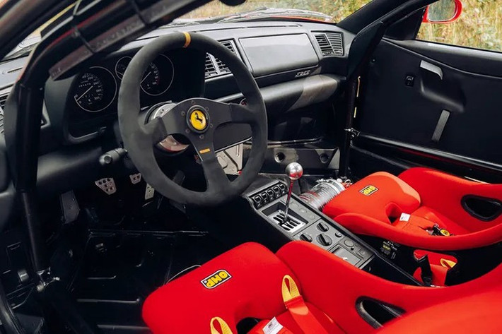 Theo quy định Challenge động cơ không được tinh chỉnh, nhưng có thể trang bị hệ thống ống xả nhẹ và bơm đầu khô (dry sump).