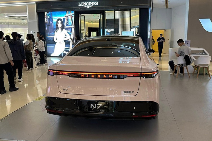 Dongfeng Nissan quảng cáo ghế lái tự động điều chỉnh tương ứng với thể trạng mỗi người dựa theo 49 cảm biến và AI tích hợp. Ngoài ra, liên doanh này cũng khẳng định N7 là ô tô đầu tiên trên thế giới sở hữu công nghệ chống say xe thông minh, phối hợp giữa nhiều thành tố như khung gầm, hệ động lực, nội thất và các công nghệ hỗ trợ vận hành.