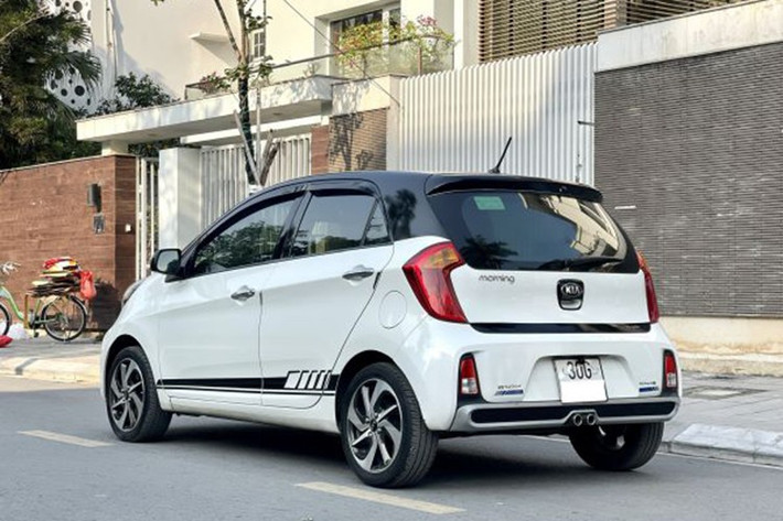 Theo đánh giá của những người có nhiều kinh nghiệm mua bán ô tô, xe Kia Morning cũ dễ mua, dễ bán. Các bản số tự động đời cao rất được khách hàng ưa chuộng. Hiện Morning được xem là lựa chọn đáng tin cậy. Giá xe Kia Morning đang dao động từ 299 - 345 triệu đồng (đời xe từ 2018 – 2022), tuỳ vào tình trạng từ xe.