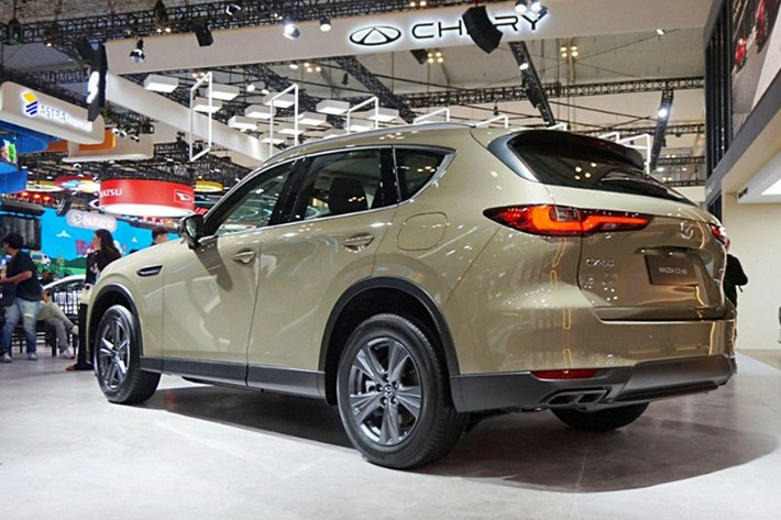 Điểm khác biệt duy nhất là bản này được trang bị bộ mâm 18 inch 5 chấu đơn đi kèm lốp 235/60 R18, thay cho loại 20 inch đa chấu trên bản cao hơn. Bộ mâm nhỏ hơn giúp tăng sự êm ái nhưng đồng thời làm giảm khoảng sáng gầm xuống còn 174 mm.