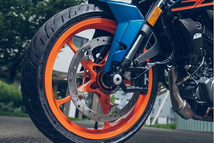 160 Duke sở hữu chiều dài cơ sở 1.357mm, hành trình treo trước và sau lần lượt là 138mm và 161mm. Chiều cao yên xe là 815mm, khoảng sáng gầm xe là 174mm và trọng lượng 147kg.