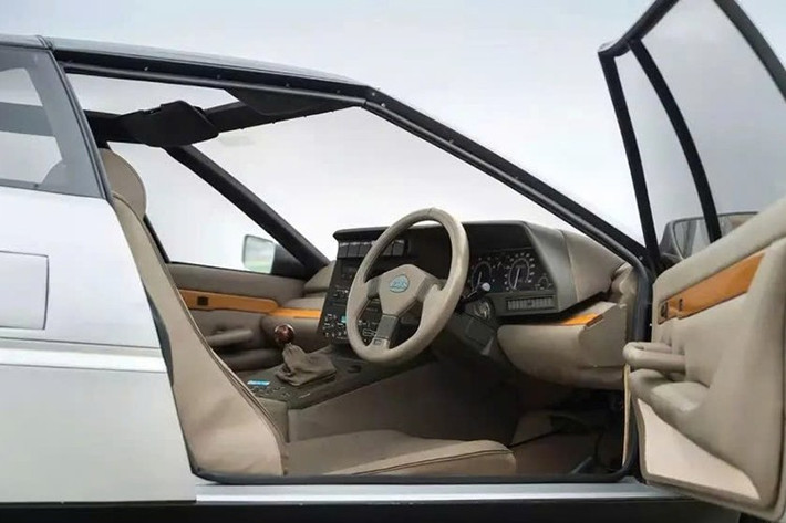 Nó được trang bị một loạt bộ truyền động thủy lực điều khiển bằng máy tính, cho phép điều chỉnh tức thời độ cao gầm, độ dốc, độ giảm chấn và độ nghiêng. Hệ thống này tỏ ra khá rắc rối, và Lotus đã ngừng sản xuất để phát triển thêm.