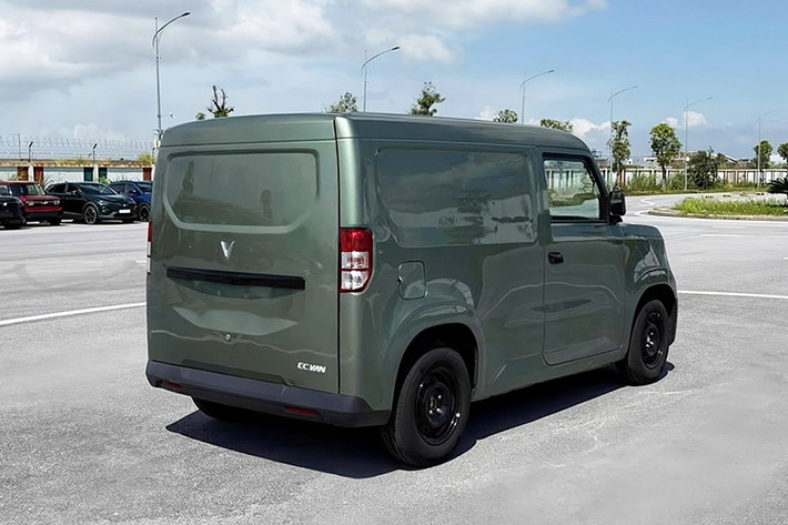 Trong video do tư vấn viên chia sẻ, đây vẫn chưa phải phiên bản VinFast EC Van 2026 thương mại chính thức bán ra thị trường. Dù vậy, dường như chiếc xe được hé lộ này cũng đã khá sát với bản thành phẩm.