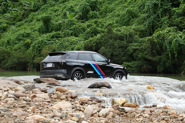 Như vậy, so với phiên bản dẫn động 4 bánh của các đối thủ cùng phân khúc như Honda CR-V L AWD, Kia Sportage 1.6 Turbo Signature AWD, Hyundai Tucson 1.6 Turbo hay Mazda CX-5 2.5L Signature, Jaecoo J7 AWD Individual rẻ hơn đáng kể.