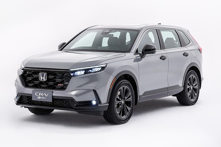 Honda CR-V e:HEV 2026 bản nâng cấp giữa vòng sẽ ra mắt Thái Lan vào ngày 28/11. Theo kế hoạch, hãng sẽ ngừng cung cấp toàn bộ phiên bản sử dụng động cơ xăng 1.5L tăng áp, thay vào đó là loạt phiên bản chạy hoàn toàn bằng hệ truyền động hybrid e:HEV, chỉ với cấu hình 5 chỗ ngồi.