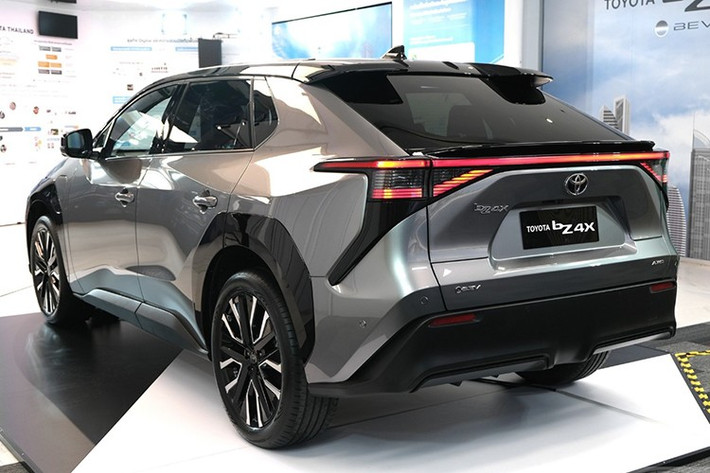 Toyota bZ4X Minorchange sở hữu chiều dài 4.690 mm, rộng 1.860 mm, cao 1.650 mm và chiều dài cơ sở 2.850 mm. Dù nhỏ hơn một số đối thủ như Tesla Model Y hay XPENG G6, mẫu xe này vẫn đảm bảo không gian nội thất rộng rãi và linh hoạt cho người dùng đô thị.