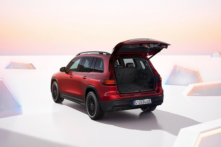 Mức giá xe Mercedes-Benz EQB 250+ FL 2025 công bố bán lẻ khuyến nghị là 2,309 tỷ đồng, số lượng giới hạn. Ngoài ra, Mercedes-Benz Việt Nam cũng mở rộng danh mục sản phẩm xe thuần điện (BEV) lên 7 mẫu, bao gồm EQS 450+, EQS 580 4MATIC, EQE 500 4MATIC, EQS 500 4MATIC, EQB 250+ FL, G 580 EQ và Mercedes-Maybach EQS 680 SUV.