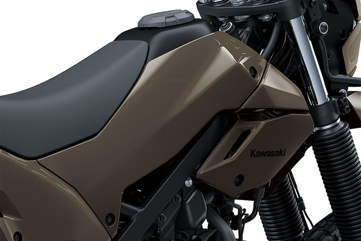 Một điểm tiện dụng khác là baga chở hàng bằng thép được thiết kế cứng cáp, có khả năng chịu tải lên đến 6.5 pound (3 kg), kèm theo bốn móc hàn sẵn để buộc dây chằng hàng – rất phù hợp cho những chuyến đi dã ngoại hoặc phượt dài ngày.