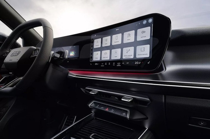 Bên trong, bảng điều khiển cũng được chia sẻ với Q3, bao gồm táp-lô cong chứa cụm đồng hồ kỹ thuật số 11,9 inch và màn hình thông tin giải trí 12,8 inch, cùng với các thanh ngang được thiết kế lại. Về phần còn lại của cabin, thấp hơn về phía sau đã ảnh hưởng đến không gian dành cho hành khách và hành lý.