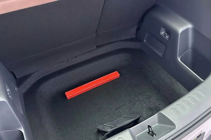 Không chỉ tiện nghi, nội thất còn thực dụng với 25 ngăn chứa đồ rải rác khắp nơi. Thêm vào đó là móc treo tiện dụng và hộc chứa đồ gắn liền với tay nắm cửa, giúp sắp xếp gọn gàng các vật dụng nhỏ hàng ngày.