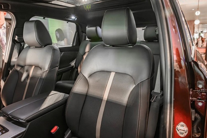 Hàng ghế thứ ba có thể gập phẳng hoàn toàn, mở rộng diện tích khoang chở hàng khi không sử dụng. Xe được trang bị bảng đồng hồ taplo kỹ thuật số 12.3 inch, màn hình trung tâm cảm ứng 12.3 inch, hỗ trợ kết nối Apple Carplay và Android Auto không dây và màn hình HUD.