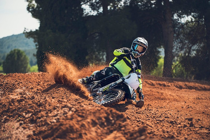 Hệ thống treo cũng đã được sửa đổi, với cặp phuộc KYB tiêu chuẩn ở phía trước và phía sau được thay đổi cài đặt giảm chấn nhằm cải thiện khả năng kiểm soát hành trình giữa và cân bằng chassis.