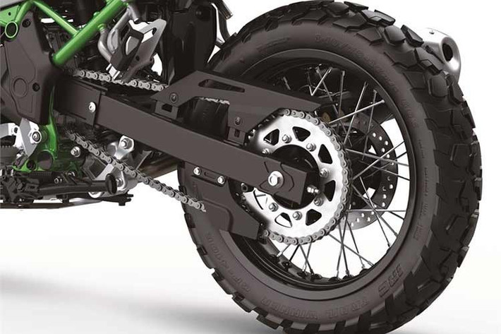 Bộ vành trước 21 inch đi kèm lốp 90/90-21 là chi tiết mang tính tuyên ngôn kỹ thuật. Trong thế giới adventure, bánh trước kích thước lớn đóng vai trò then chốt trong việc vượt chướng ngại vật và duy trì sự ổn định trên nền đất rời.