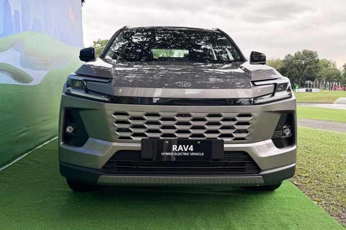 Ngoại hình xe với lưới tản nhiệt gợi nhớ đến Corolla Cross hay Hilux mới, trong khi cụm đèn chiếu sáng lại cho thấy ảnh hưởng từ Camry. RAV4 thế hệ mới có bộ mâm hợp kim kiểu dáng hiện đại với điểm nhấn hai tông màu và các thanh ốp nhựa đen làm nổi bật hốc bánh. Ở phía sau, đèn hậu thiết kế với nhiều chi tiết nhỏ tinh tế, cùng các tấm ốp màu đen bóng ở cửa cốp và cánh gió phía trên.