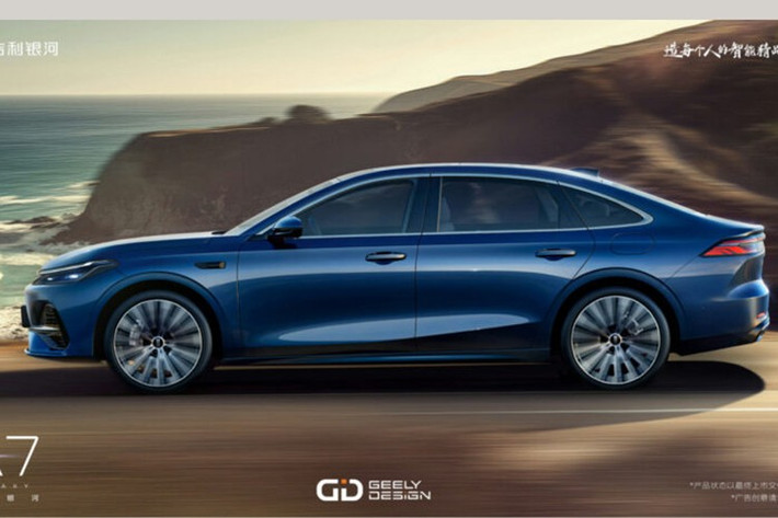 Bên trong xe, phong cách thiết kế tối giản tiếp tục được duy trì với các cửa gió điều hòa cỡ lớn có thể điều chỉnh cơ học, đặt giữa bảng điều khiển trung tâm nằm cao và vô lăng hai chấu. Thêm vào đó là bảng đồng hồ kỹ thuật số 10,25 inch và màn hình thông tin giải trí dạng cảm ứng 15,4 inch, chạy bằng hệ điều hành Flyme Aut, ghế trước tích hợp tính năng massage "châm cứu" 14 điểm...