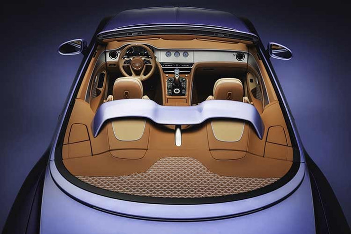 Chiếc Batur còn sở hữu đèn chào mừng hoạt hình do khách hàng thiết kế đầu tiên, chiếu dòng chữ viết tay tên của bà thông qua 415.800 tấm gương siêu nhỏ. Hơn nữa, chiếc xe mui trần của Sonia còn được Bentley ứng dụng công nghệ bạch kim in 3D đầu tiên, phủ lên phần đánh dấu trung tâm trên vô lăng và từng nút điều khiển cửa gió.