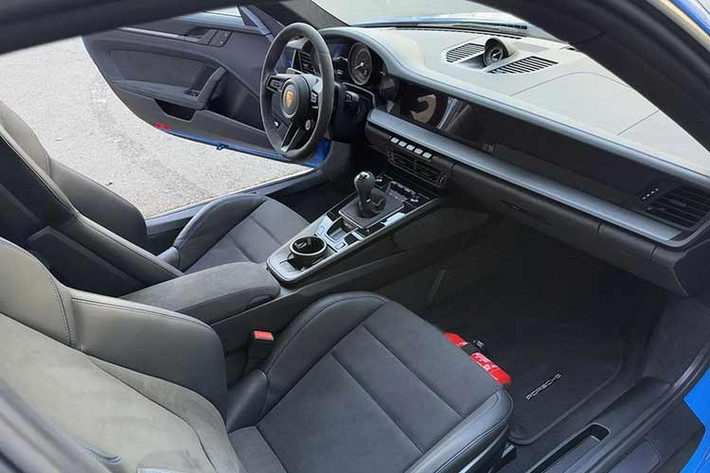 Những điểm nổi bật bên trong nội thất của chiếc xe này bao gồm; ghế thể thao, dây an toàn màu xanh Shark Blue, hệ thống định vị vệ tinh, hệ thống âm thanh Bose, bình chữa cháy, điều hòa tự động,...