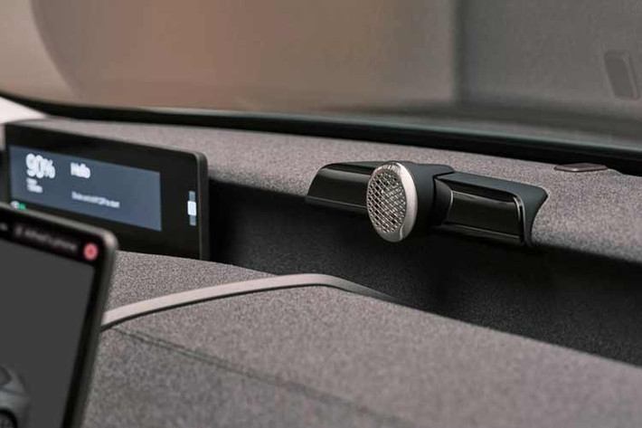 Trang bị công nghệ nổi bật gồm hệ thống âm thanh Bowers &amp; Wilkins 28 loa, loa tích hợp tựa đầu cho cả bốn ghế chính và Apple Music hỗ trợ Dolby Atmos.Volvo cho biết EX60 được trang bị trợ lý AI có khả năng giao tiếp tự nhiên như con người, sử dụng Google Gemini AI chạy trên nền Android Automotive OS.