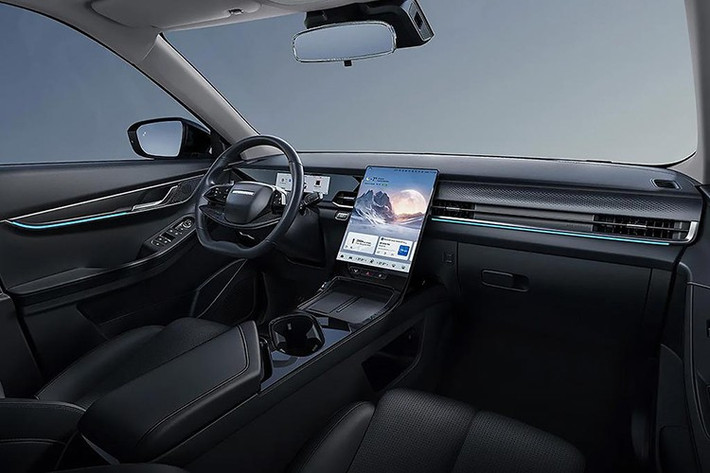 Nội thất J5 tối giản như nhiều ô tô đến từ đất nước tỷ dân hiện nay. Người dùng sẽ điều khiển hầu hết chức năng qua màn hình cảm ứng 13,2 inch có độ phân giải 2K, kết nối Apple CarPlay/Android Auto không dây.