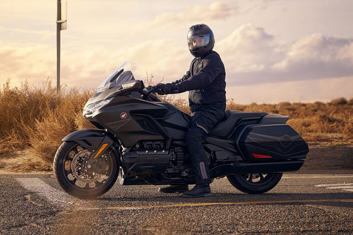 Hệ thống điều khiển bướm ga điện tử (TBW) kết hợp với bốn chế độ lái linh hoạt giúp tối ưu hóa hiệu suất động cơ, hệ thống treo và lực phanh, mang lại trải nghiệm vận hành hoàn hảo trong mọi điều kiện. Hệ thống phanh kép kết hợp (D-CBS) và công nghệ kiểm soát lực kéo (HSTC) đảm bảo độ bám tối ưu cho bánh sau, đặc biệt trên đường trơn trượt.