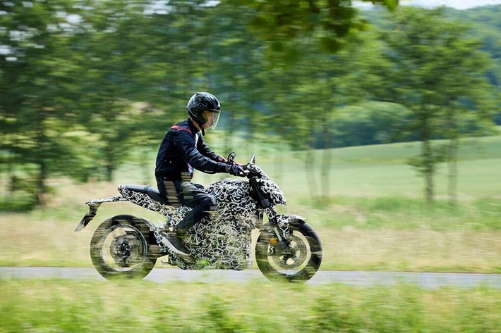 Quá trình thử nghiệm thực tế của mẫu xe máy điện này vẫn đang được tiến hành tại châu Âu, với loạt hình ảnh mới ghi lại các hoạt động chạy thử trên đường phố Offenbach, Đức.