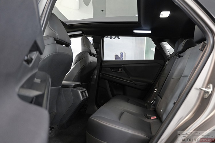 Về an toàn, Toyota trang bị đầy đủ gói công nghệ Toyota Safety Sense, bao gồm phanh tự động khẩn cấp, cảnh báo và hỗ trợ giữ làn, kiểm soát hành trình thích ứng toàn dải tốc độ...