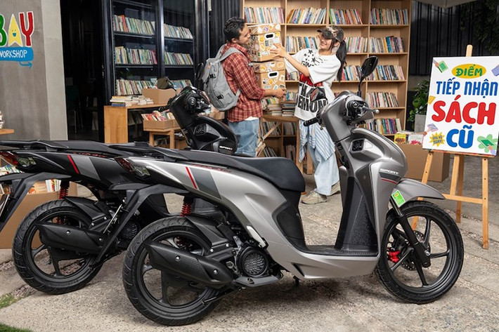 Các phiên bản Đặc biệt và Tiêu chuẩn tiếp tục được trình làng với những màu sắc được ưa chuộng như Nâu Xám và Trắng Đen mang lại vẻ đẹp thanh lịch, truyền thống nhưng không kém phần cuốn hút và thời thượng.