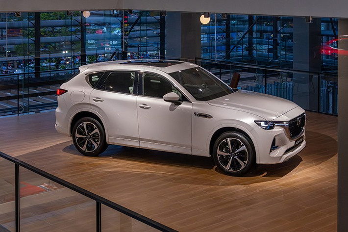 Mazda CX-60 ra mắt toàn cầu từ đầu năm 2022 và là một trong những mẫu xe đầu tiên của dòng sản phẩm “2 số” định vị cao cấp của Mazda. Xe hiện đang được trưng bày tại địa lý chính hãng Mazda Việt Nam và dự kiến sẽ được nhập khẩu từ Nhật và bán ra thị trường từ tháng 4/2026.