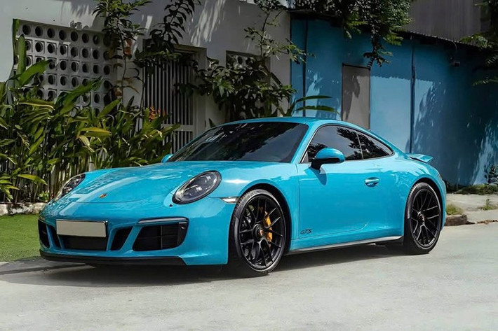 Lúc được nhập về nước vào năm 2018, những chiếc xe thể thao Porsche 911 Carrera GTS 991.2 có giá hơn 8 tỷ đồng, số lượng xe không có quá nhiều, và chỉ 1 xe mang màu xanh Miami xuất hiện. Chiếc xe này có tùy chọn gần 1,9 tỷ đồng.