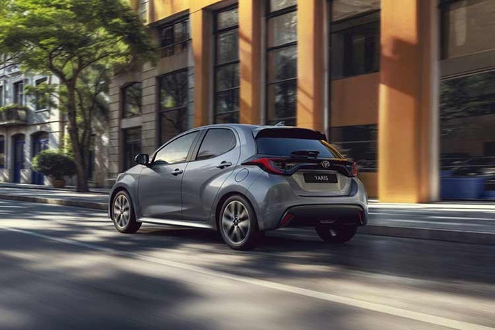 Về ngoại thất, Yaris và Yaris Cross gần như không thay đổi so với bản nâng cấp năm 2024. Cả hai mẫu xe đã có mặt tại Nhật từ năm 2020, vì vậy lần làm mới này chủ yếu điều chỉnh cấu hình và trang bị.