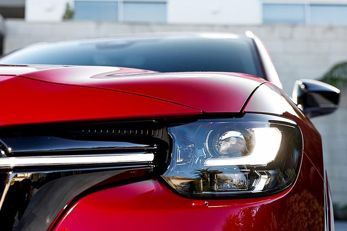 Về thiết kế, Mazda CX-80 e-Skyactiv PHEV sở hữu nhiều đường nét tương đồng với “đàn em” CX-60, bao gồm toàn bộ phần đầu xe. Tuy nhiên, chiều dài cơ sở và phần đuôi tính từ trục bánh sau tới hết cản sau dài hơn...