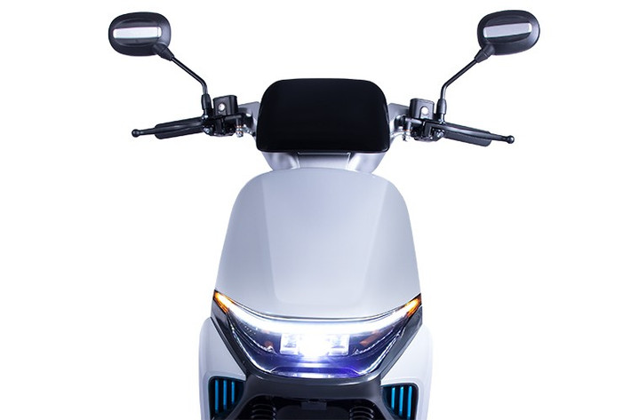 Điểm đáng chú ý trên Solo 1C là bộ pin LFP 70,4V 28 Ah có thể tháo rời, cho phép người dùng dễ dàng mang pin vào nhà để sạc. Thời gian sạc đầy bằng nguồn điện gia dụng khoảng 4 giờ. Theo công bố của hãng, pin cho phép xe đạt quãng đường tối đa 101 km theo tiêu chuẩn NEDC.