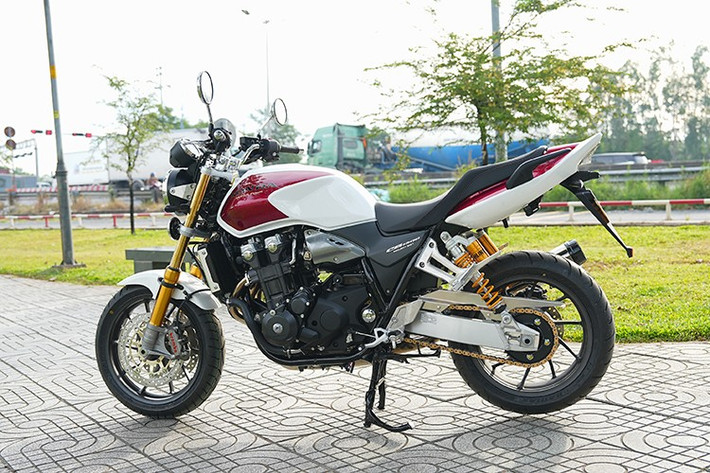 Honda CB1300SF SP Final Edition là mẫu naked-bike đặc biệt, đánh dấu sự kết thúc của dòng CB1300 sau hơn ba thập kỷ hiện diện. Đây là một trong bốn phiên bản Final Edition được hãng xe Nhật Bản giới thiệu hồi tháng 2/2024, gồm: CB1300 Super Four (CB1300SF), CB1300 Super Bol d’Or cùng hai biến thể cao cấp SP.