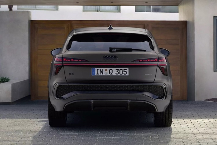 Đèn hậu toàn chiều rộng với tùy chọn đồ họa OLED kỹ thuật số, cùng cản sau thể thao với hốc hút gió giả và bộ khuếch tán lớn được kế thừa từ Q3 thông thường. Theo Audi, chiếc coupe-SUV này ngắn hơn 29mm so với Q3 thế hệ mới. Nhìn chung, cả hai mẫu xe đều trông thể thao và hiện đại hơn so với thế hệ trước.