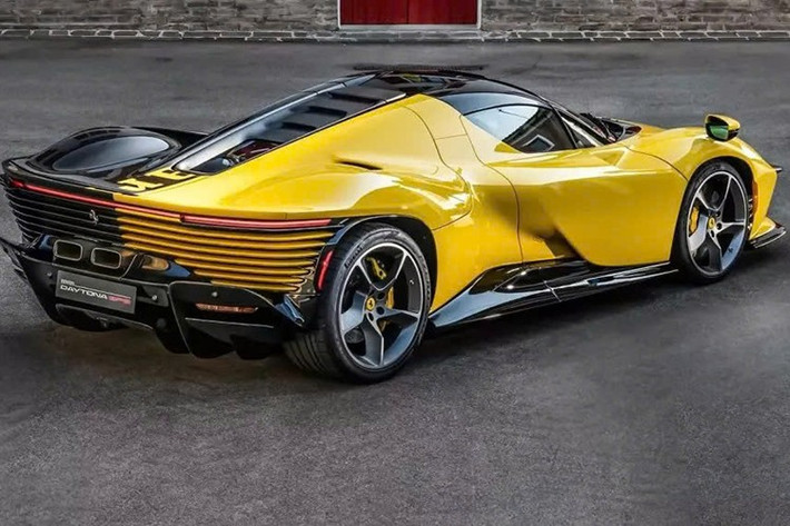 Phần đuôi xe Ferrari Daytona SP3 gây ấn tượng với thiết kế gần giống một chiếc xe concept dải đèn LED nằm ngang tích hợp đèn hậu, cánh gió có thể đóng mở theo tốc độ và phía dưới có các bộ khuếch tán gió làm bằng sợi carbon. Quảng cáo.