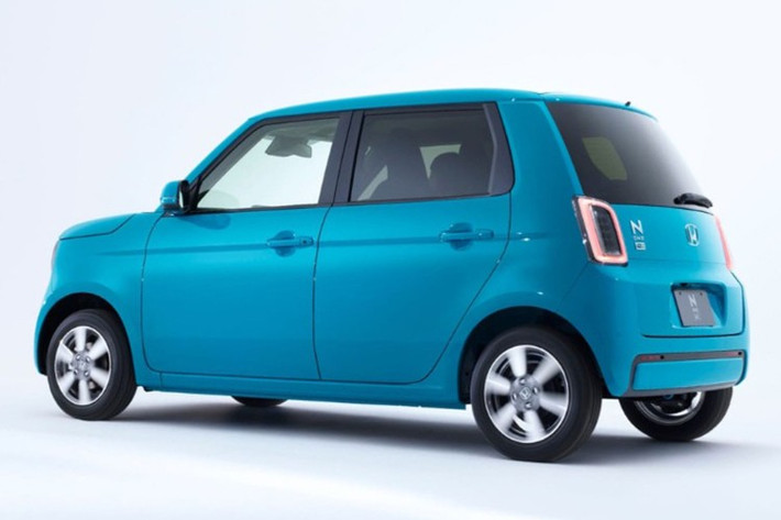 N-One e: là một chiếc xe đô thị hình hộp, mui cao, hai bên sườn phẳng với mặt trước vuông vức hơn hẳn so với bản động cơ đốt trong và bánh xe nhỏ xíu. Không giống như mẫu concept Super EV, phiên bản thương mại được thiết kế đảm bảo tuân thủ các quy tắc kei car, vốn chi phối mọi thứ, từ kích thước bên ngoài đến công suất đầu ra...